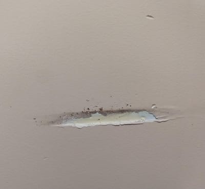 Medium size nick in drywall needs paper drywall tape